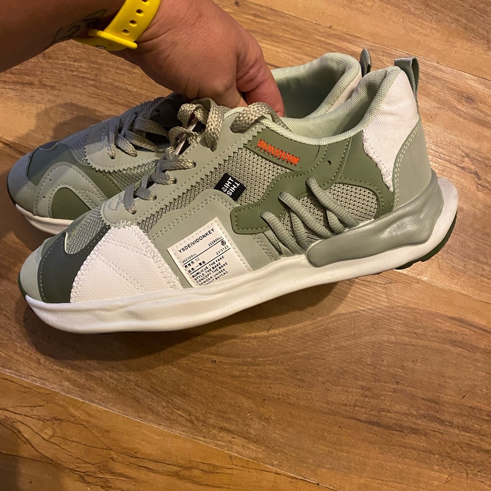 Shoes size 44 which is like a size 10 1/2, regular width